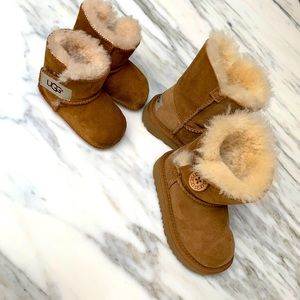 UGG BAILEY BUTTON II BOOT &  ERIN baby booties